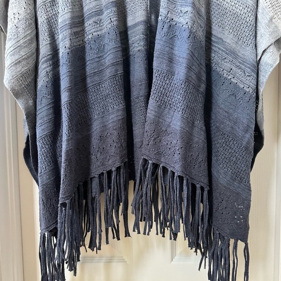 White House Black Market Blue Ombre Knit Shawl Cardigan Wrap Size Small - Picture 9 of 13